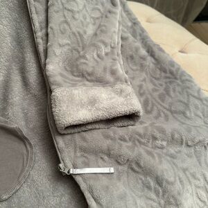 Intimissimi Plush Terry Robe hardly worn SIZE M front Zipper and side Pockets